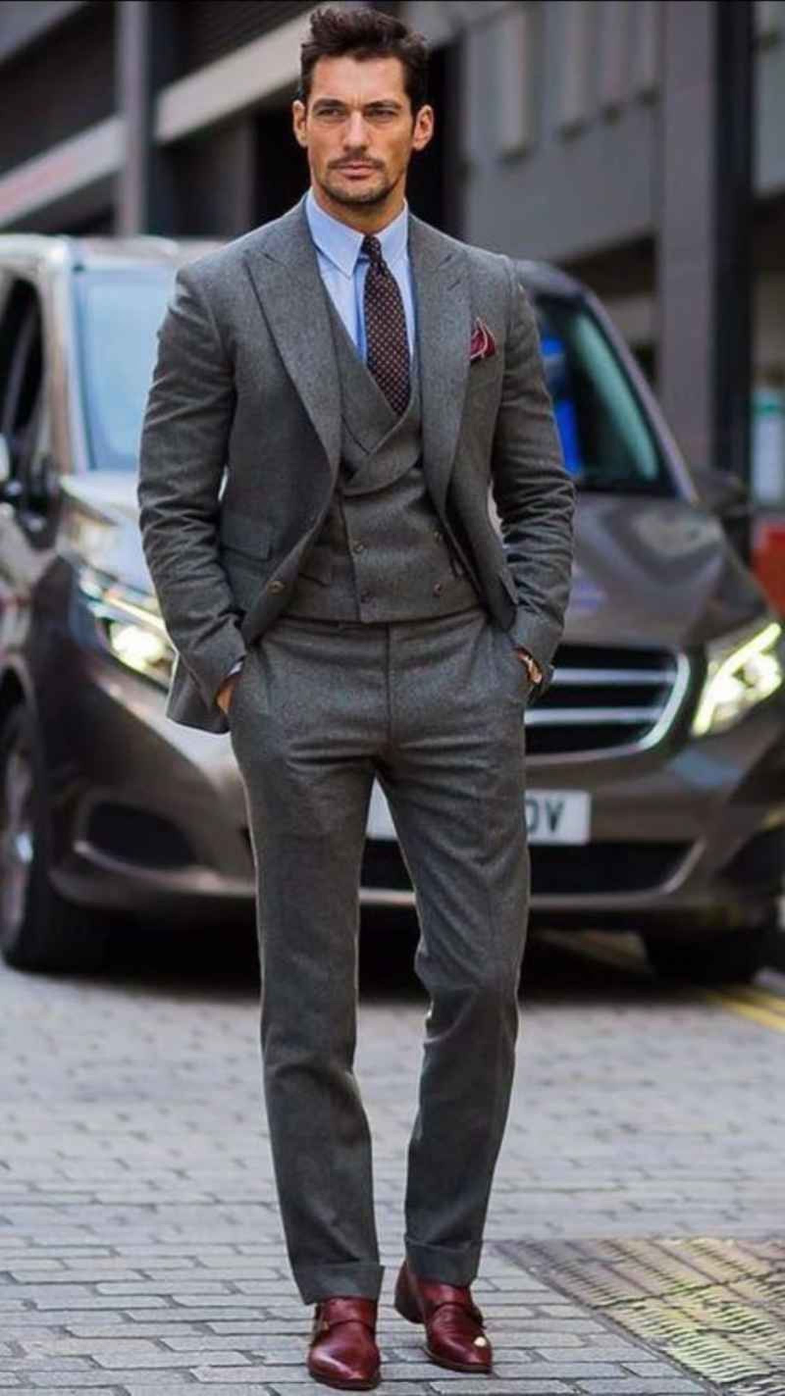 El modelo Davig Gandy con traje gris El modelo Davig Gandy con traje gris