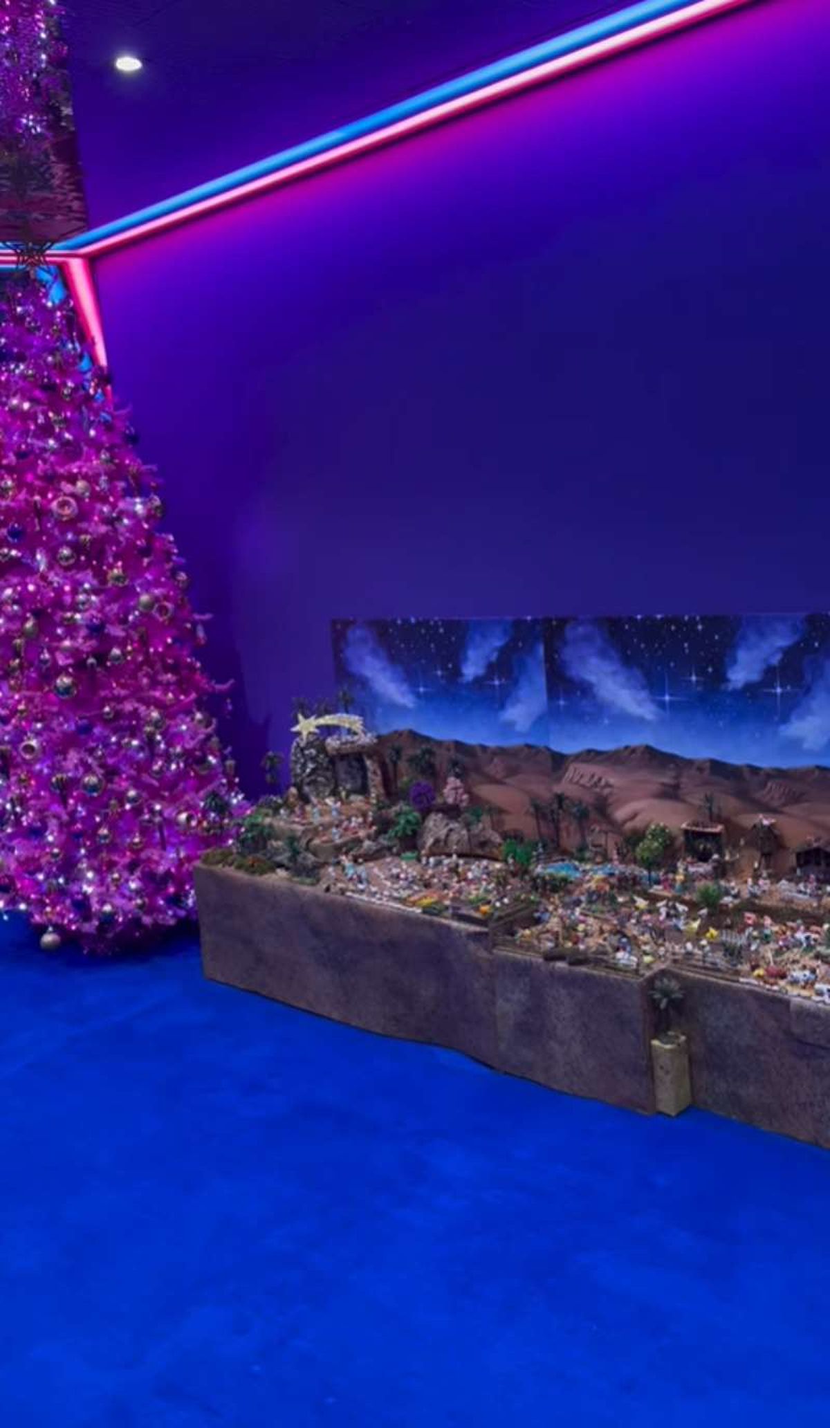 El árbol de Navidad rosa y el Belén de casa de Alaska y Mario.