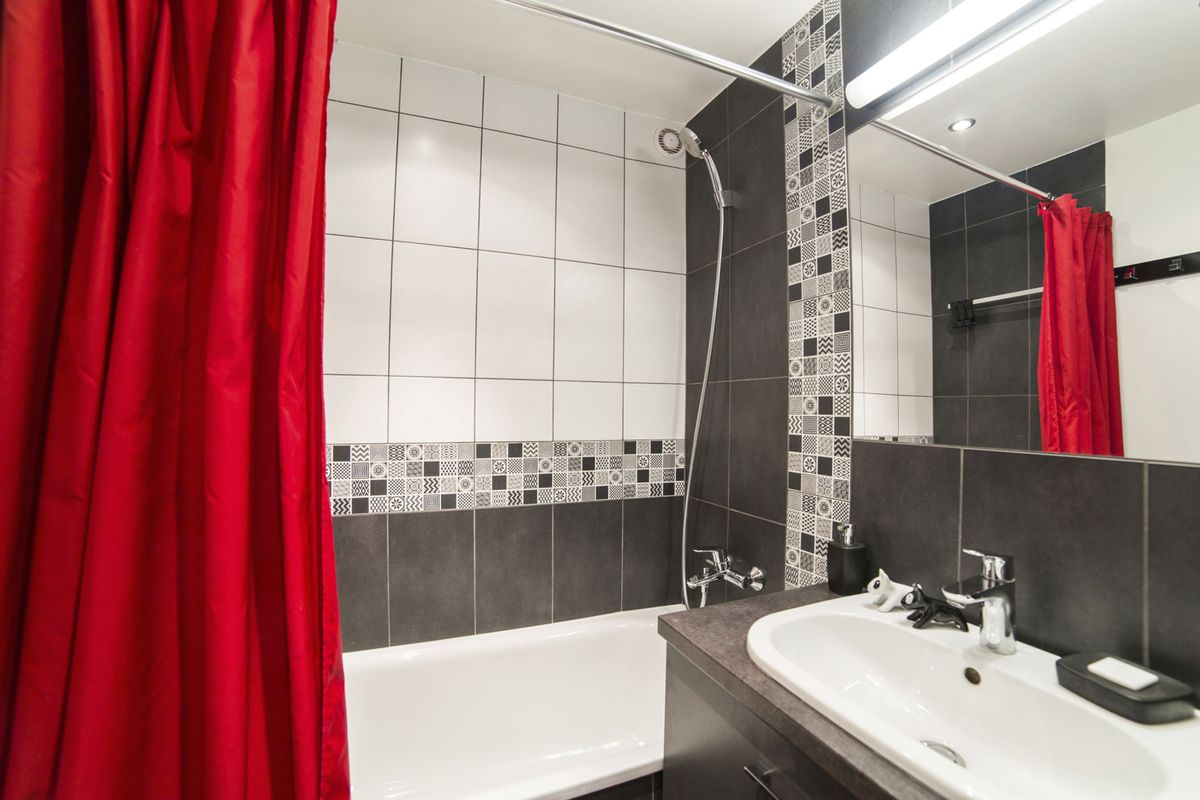 Decorar el baño en rojo y gris 3