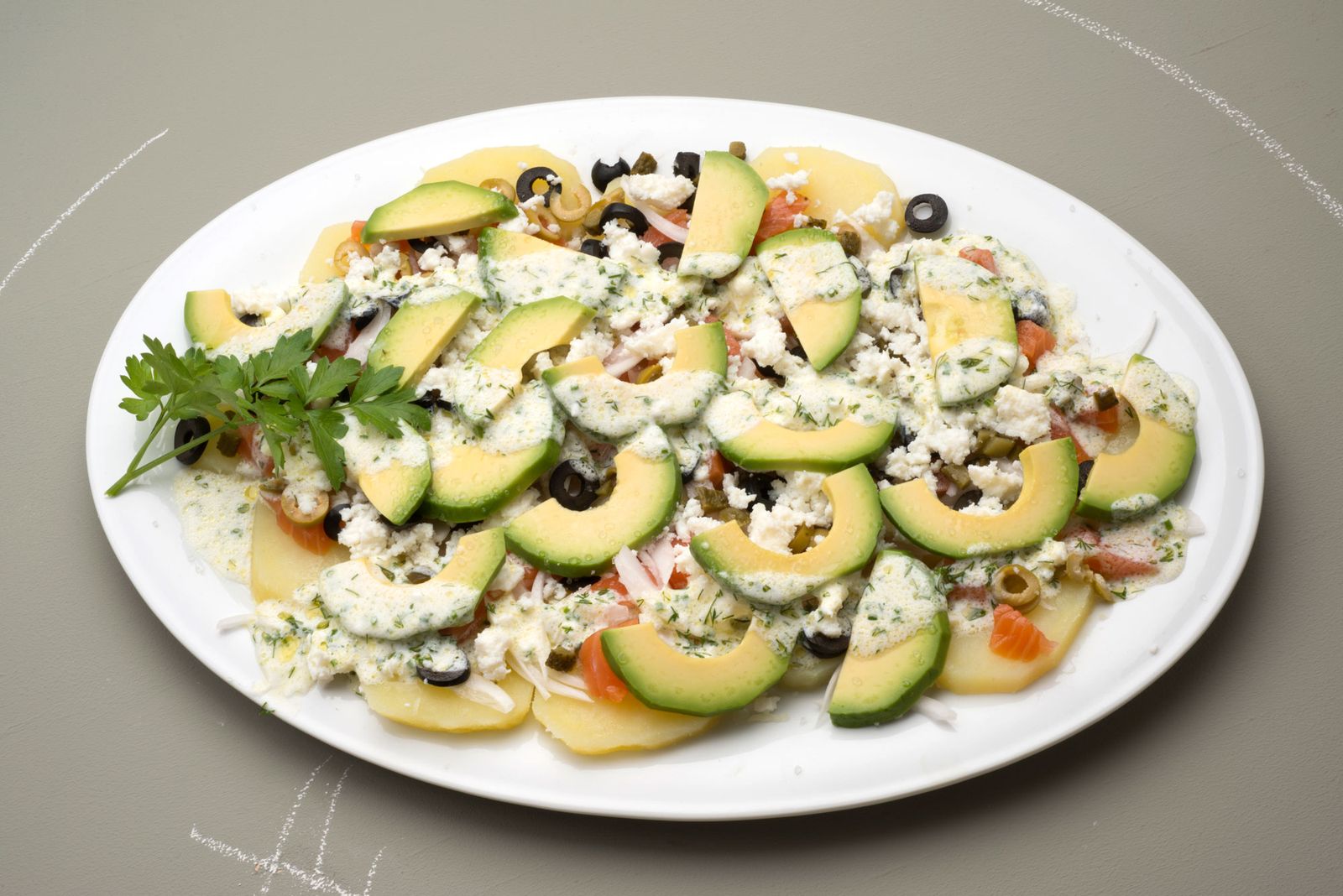 5593 1 Ensalada de patata, aguacate y salmon ahumado (978) editorial xl 5593 1 Ensalada de patata, aguacate y salmon ahumado (978) editorial xl