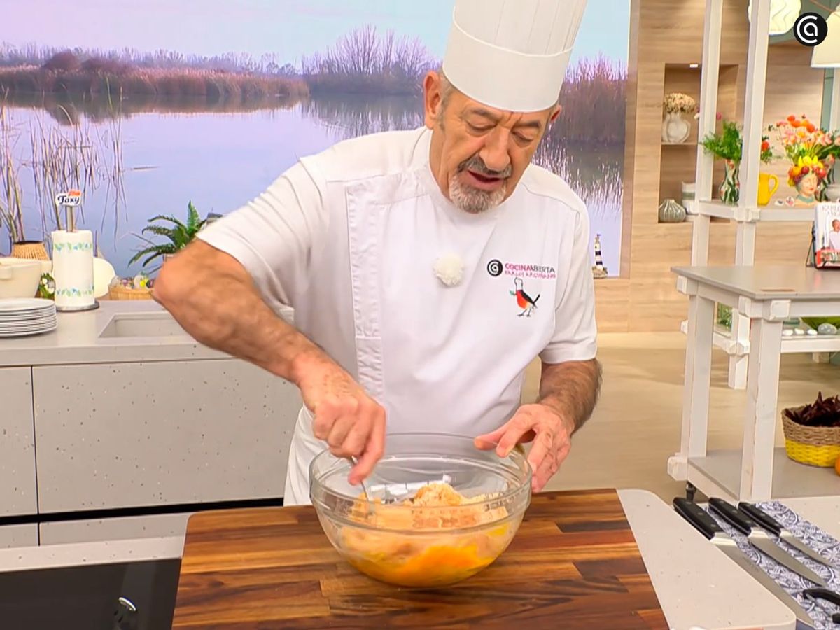 Mezcla bien todos los ingredientes de las albóndigas hasta obtener una masa homogénea