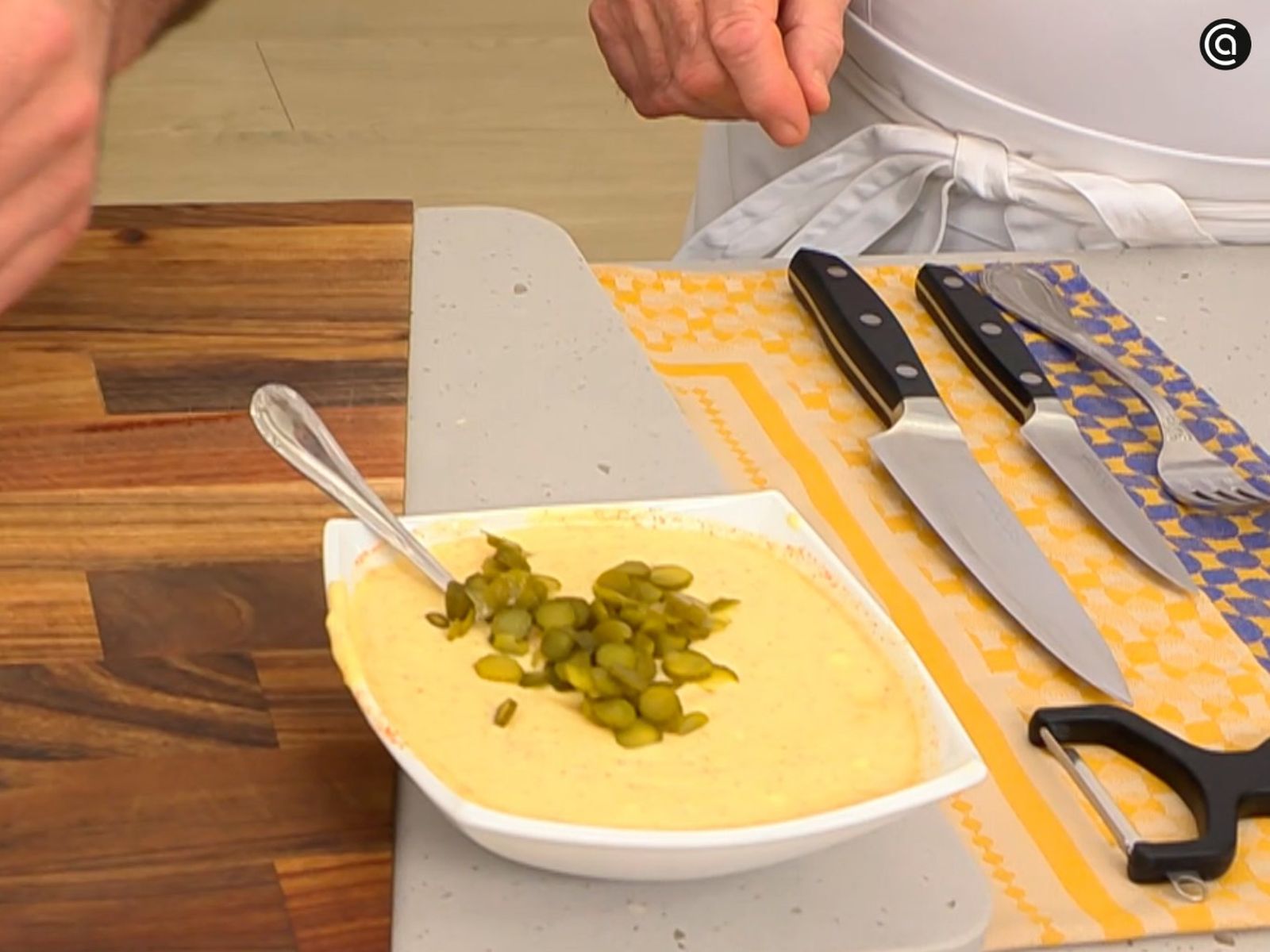 Haz una mahonesa agridulce y agrega pepinillos en rodajas