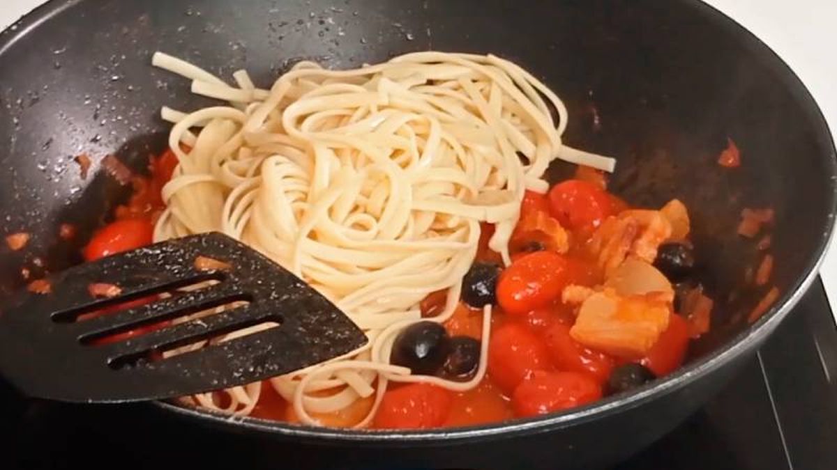 Cuece la pasta y añádela a la sartén