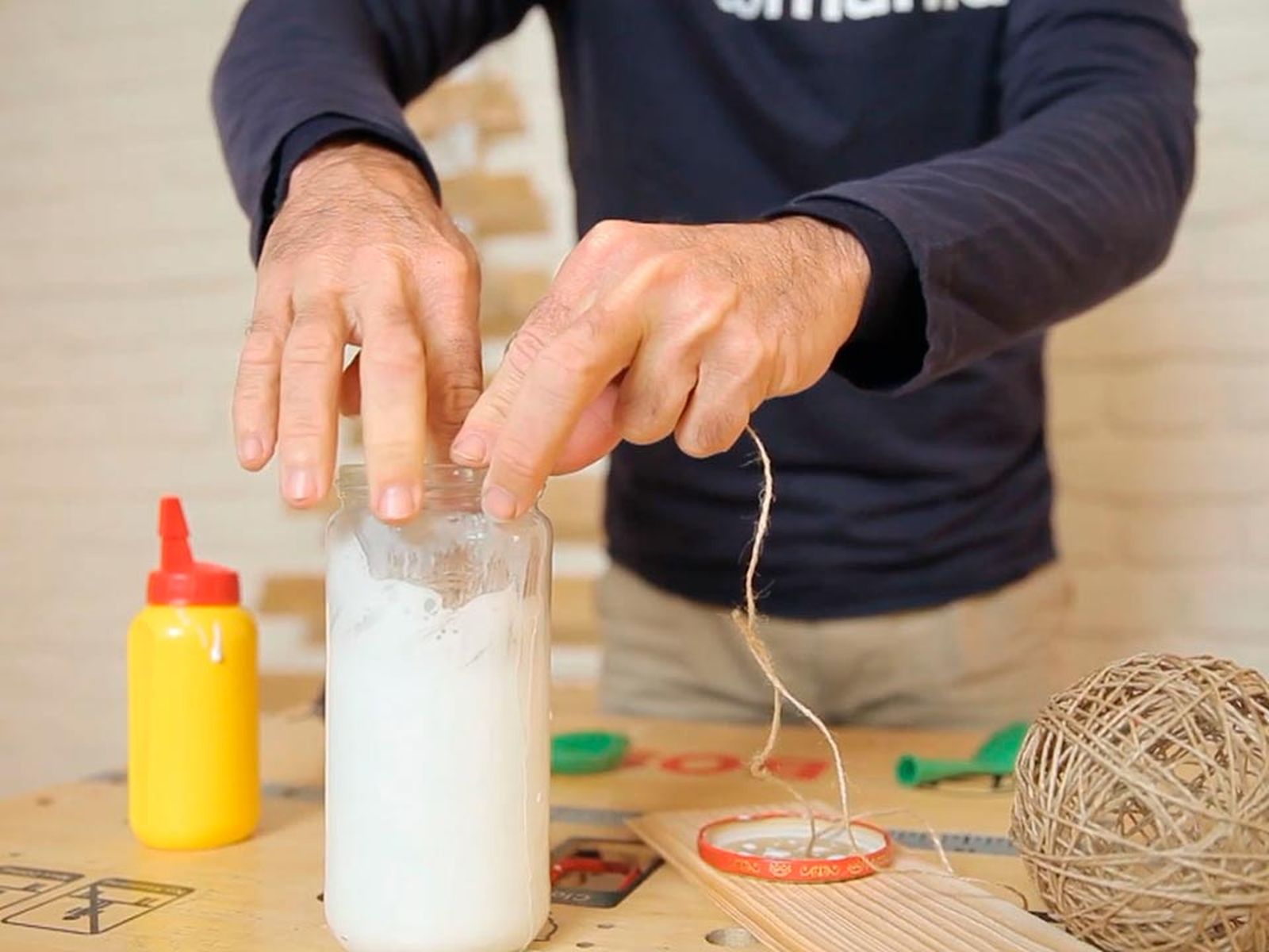 Cómo hacer bolas de Navidad con cuerdas paso 3