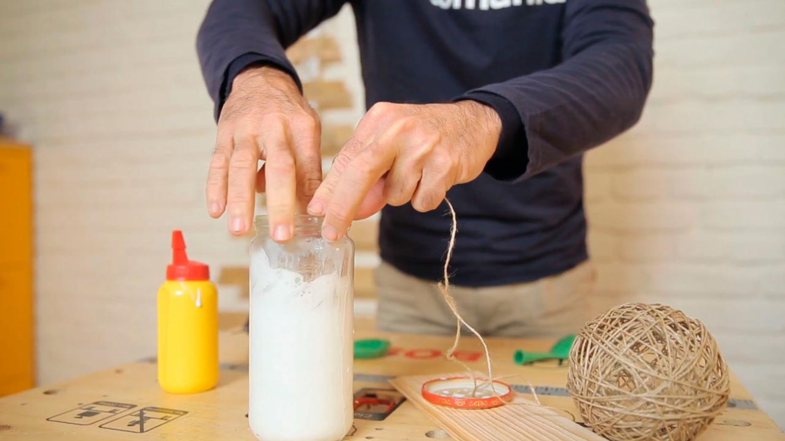 Cómo hacer bolas de Navidad con cuerdas paso 3 Cómo hacer bolas de Navidad con cuerdas paso 3