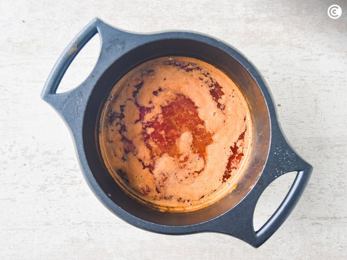 Dejar cocinar la crema de langostinos