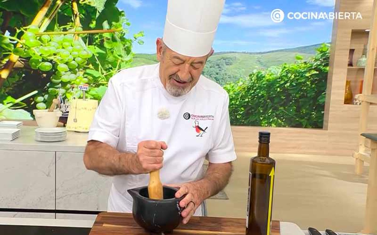 Tritura el ajo en el mortero