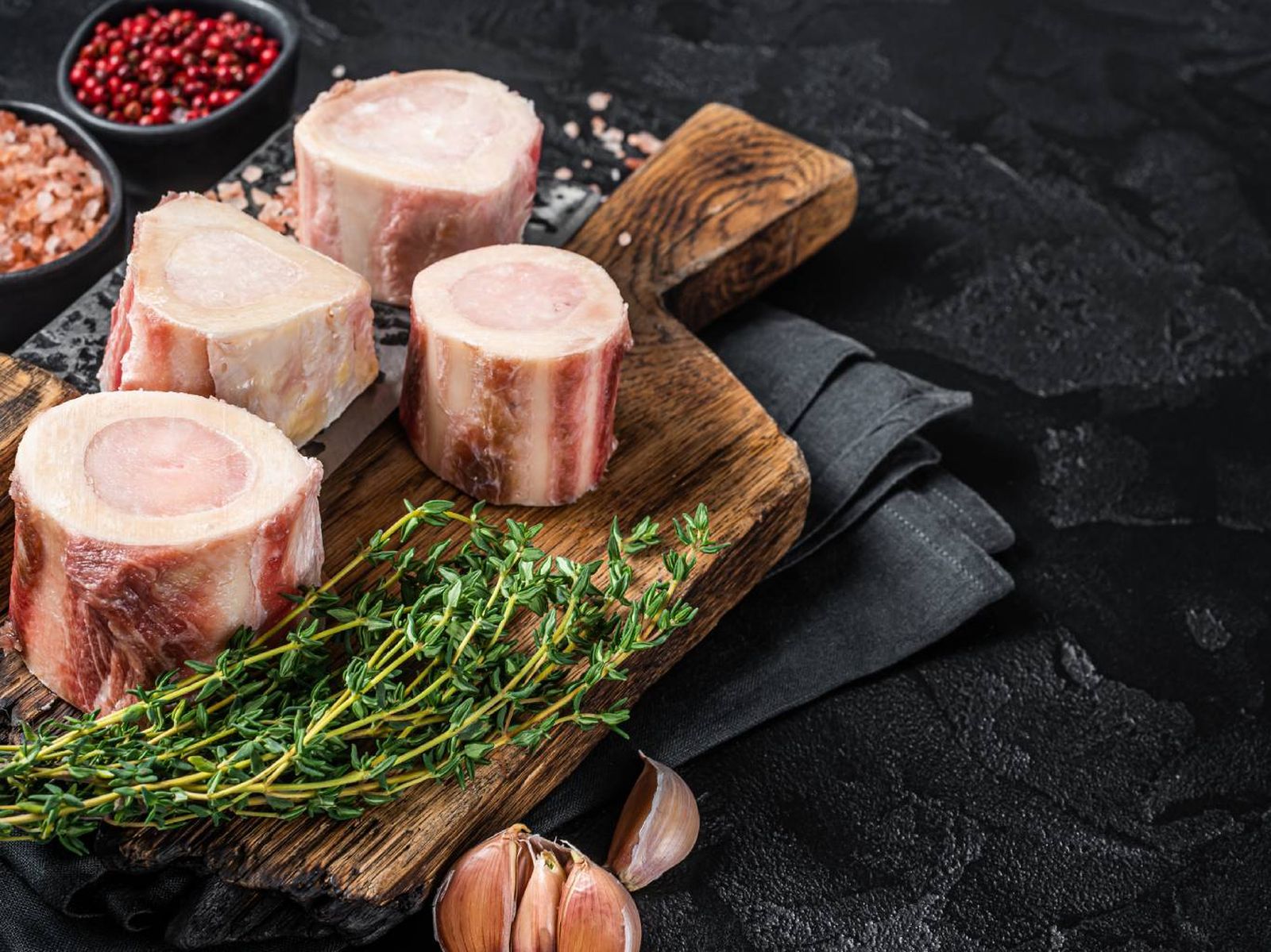 Elige huesos con tuétano y cartílago para obtener un caldo más gelatinoso y nutritivo. Elige huesos con tuétano y cartílago para obtener un caldo más gelatinoso y nutritivo.