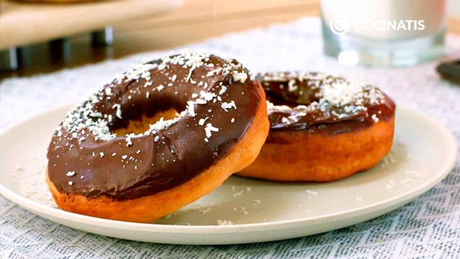 Espolvoréalos con chocolate blanco a la hora de servir Cómo hacer donuts caseros esponjosos con chocolate paso 7