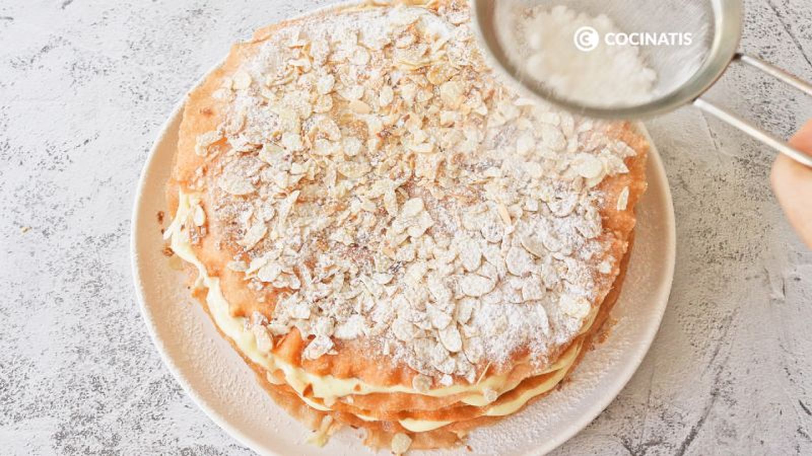 Decoramos la tarta árabe con almendras y azúcar glas