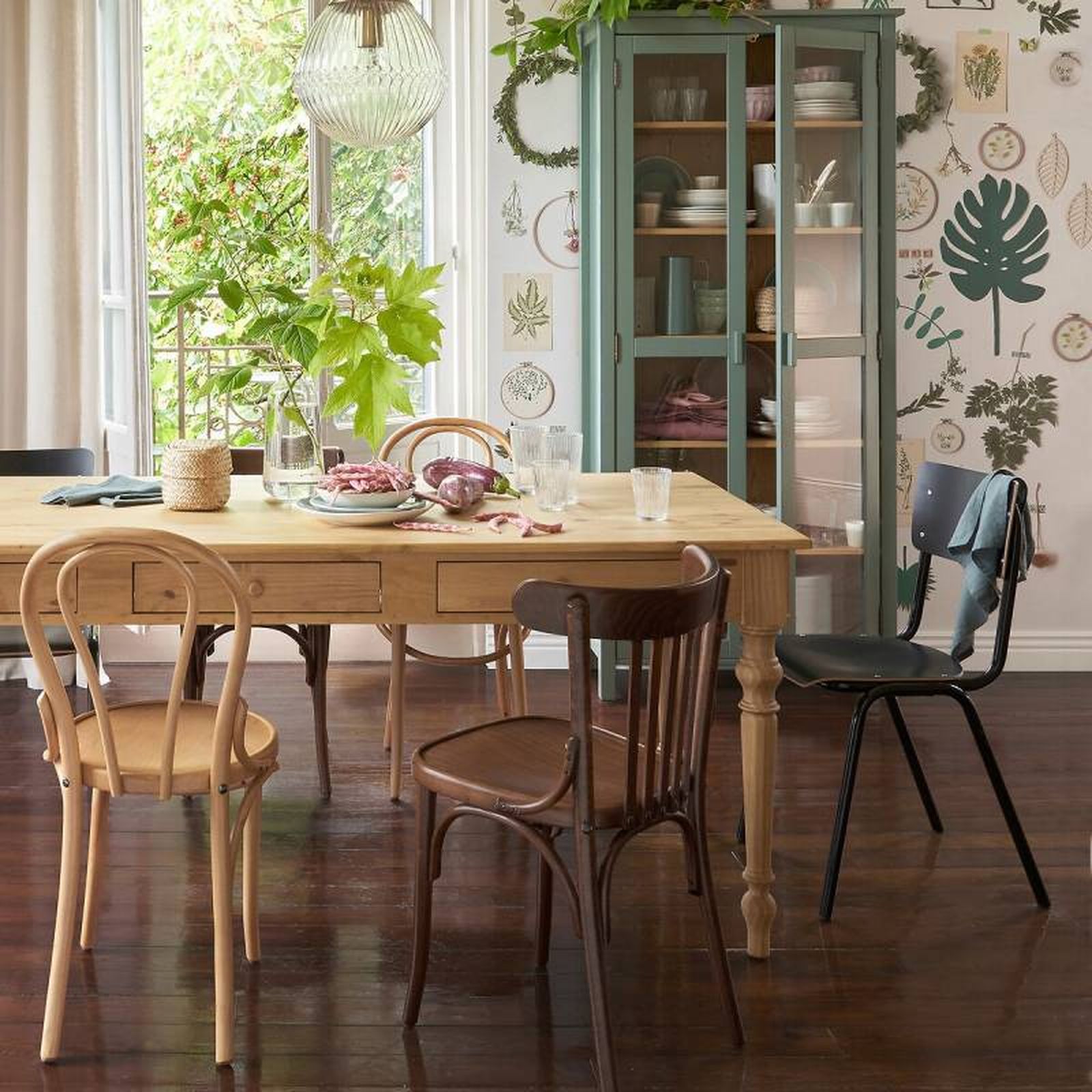 Comedor con vitrina verde.