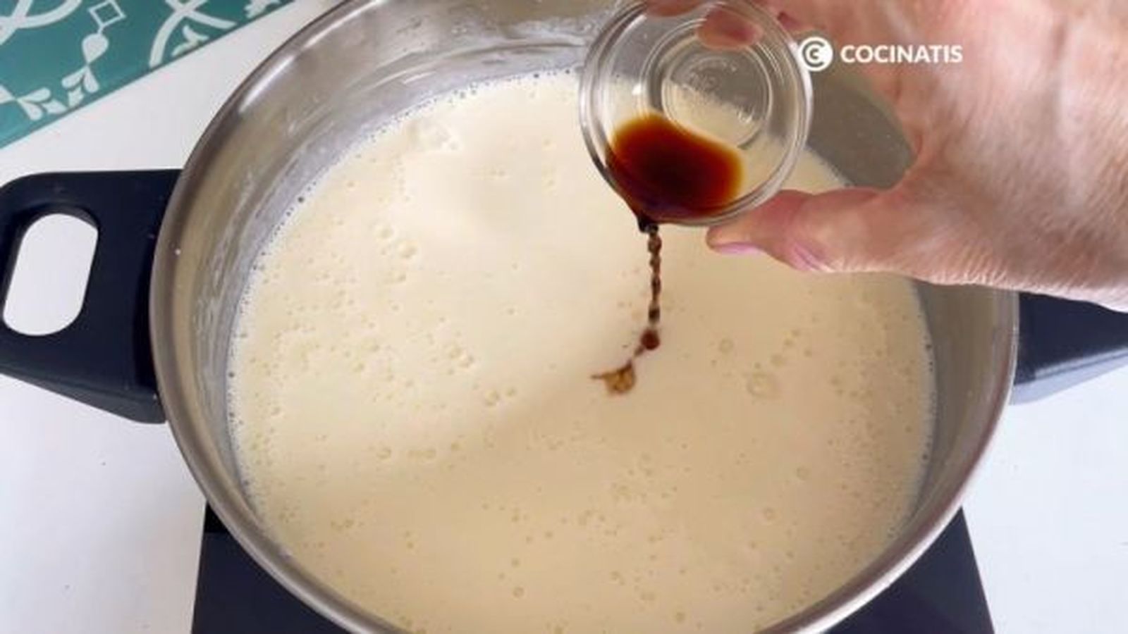 Agregamos el extracto de vainilla a la mezcla de queso