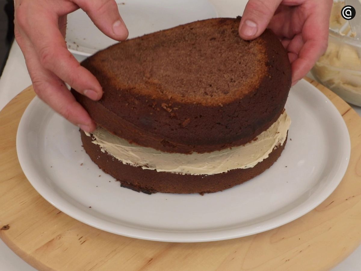 Espera a que se enfríe el bizcocho antes de extender la crema: la tarta de capuchino quedará mejor