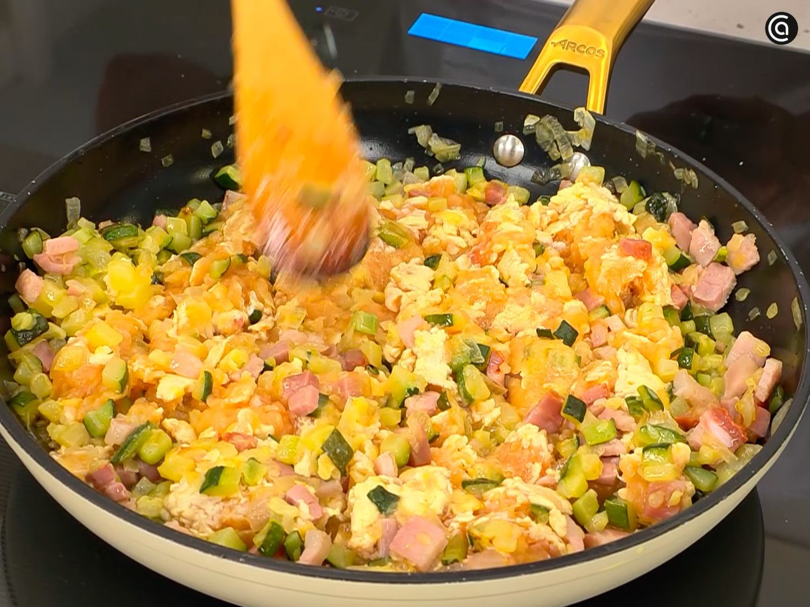 Añade el pollo y la panceta a las hortalizas Añade el pollo y la panceta a las hortalizas