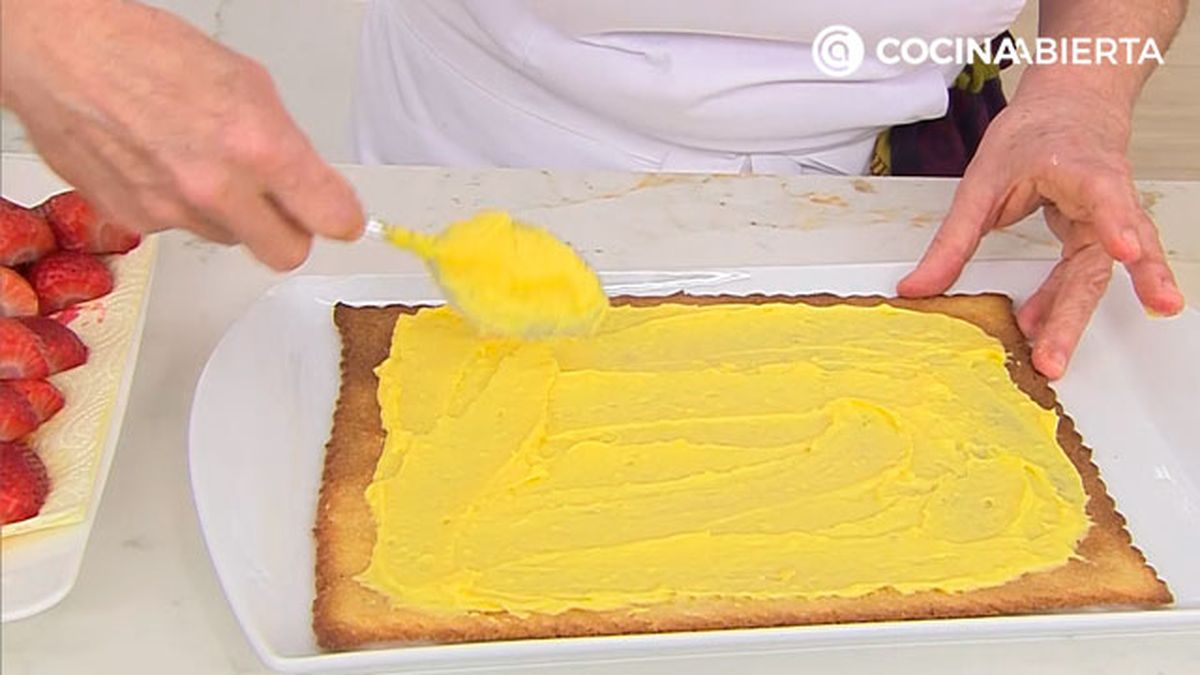 Receta tarta de fresas naturales nueces y crema pastelera postre facil al horno eva arguinano KARL6712 paso4