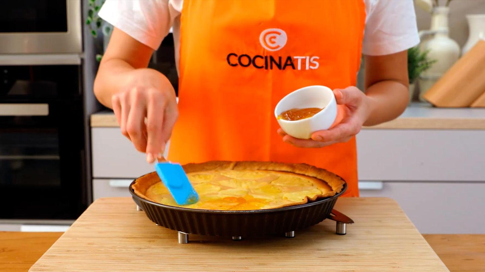 Pinta la tarta con mermelada de melocotón Receta de tarta de piña con crema de almendras paso 7