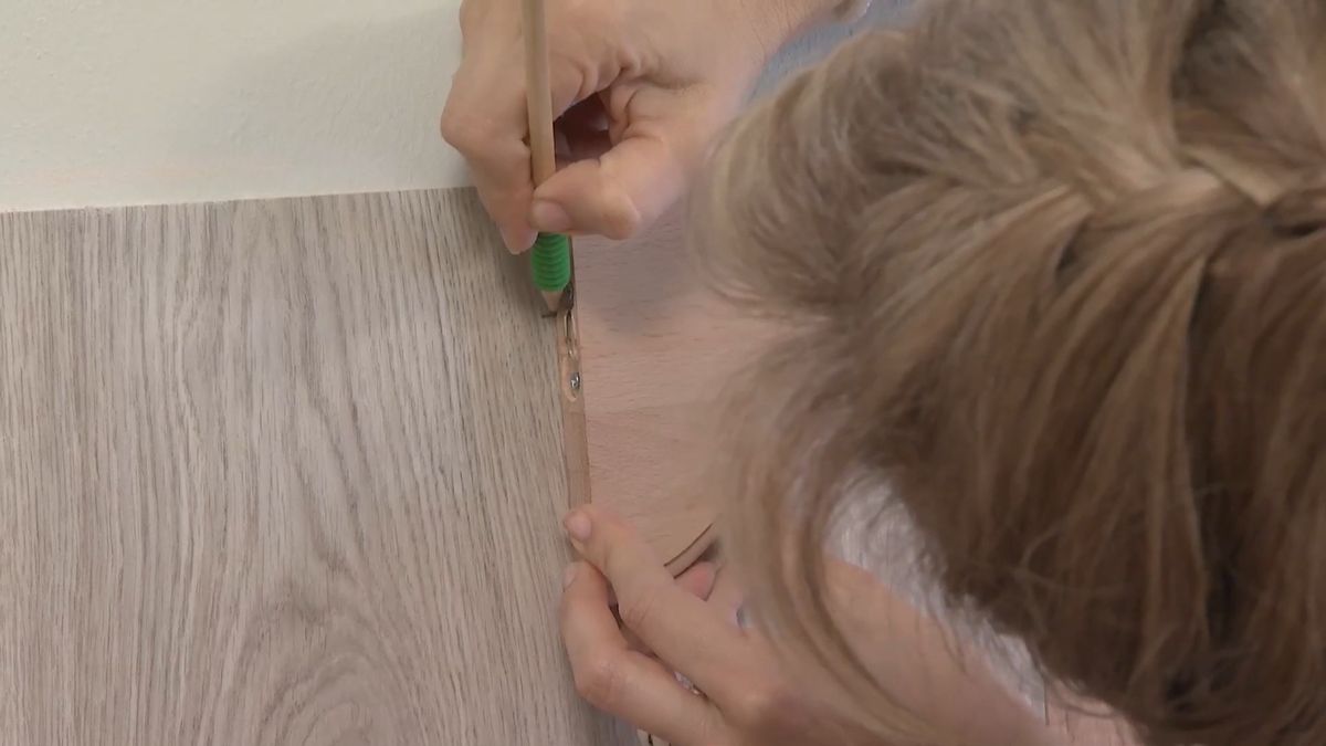 Deco 731 Dormitorio amarillo con friso de madera paso 6