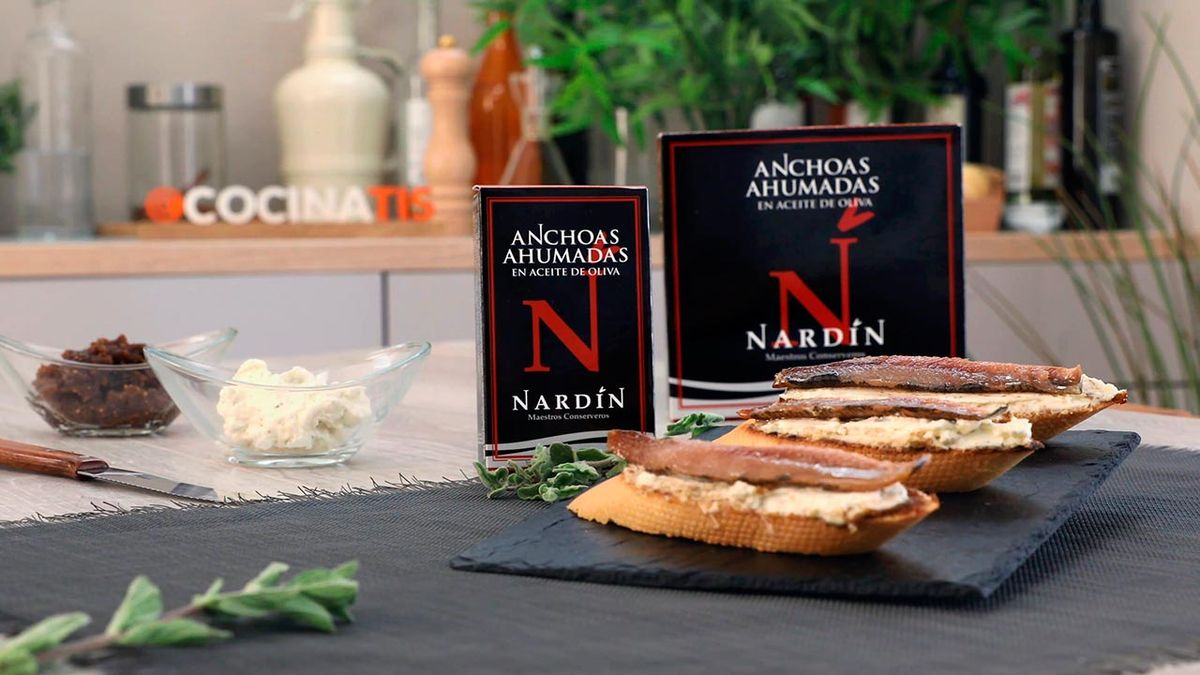 Receta de tosta o canapé de anchoas ahumadas con crema de queso con hierbas aromáticas y salsa de higos  paso 6