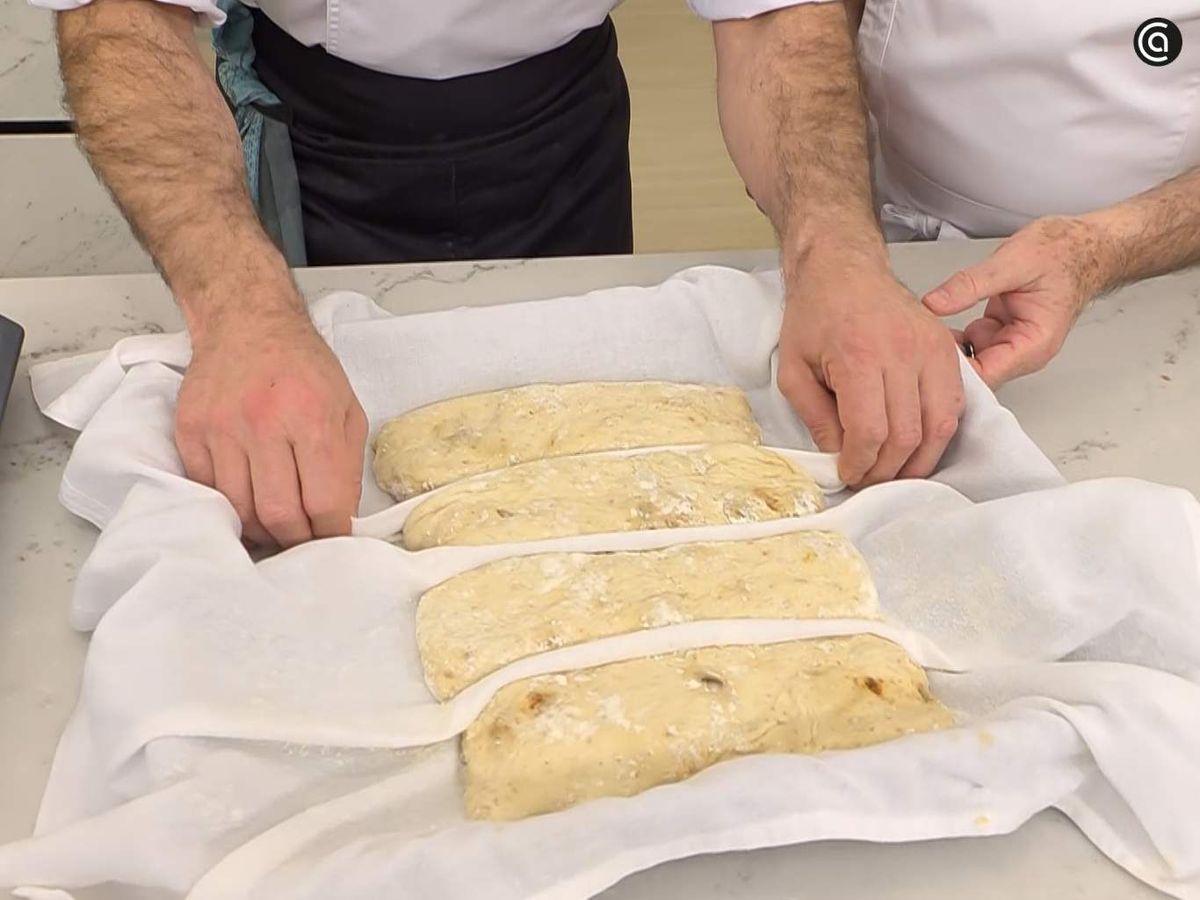 Divide la masa en 4 barras