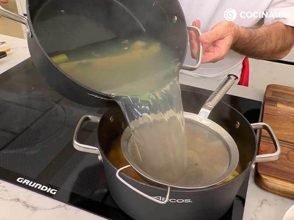 Vierte el caldo de pescado