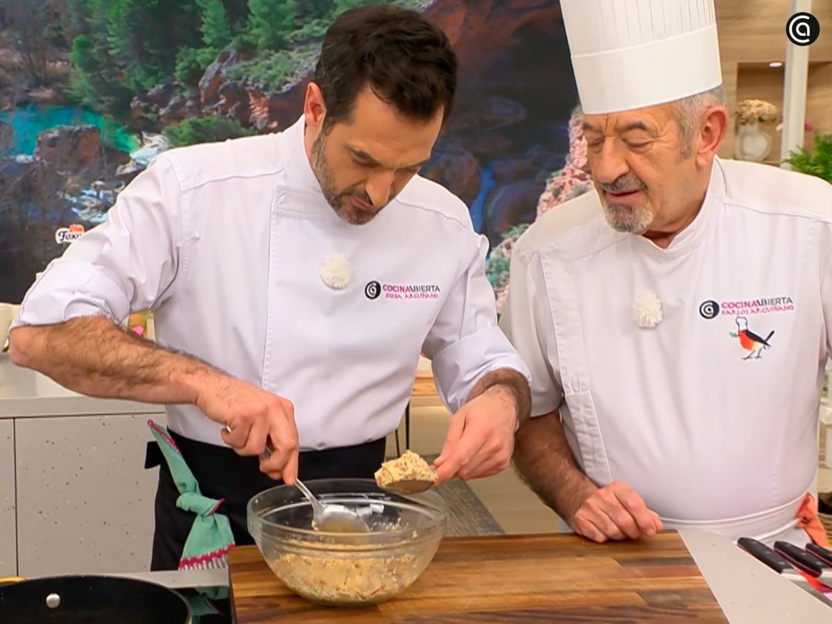 Forma los huevos tontos con ayuda de una cuchara y fríe en aceite caliente