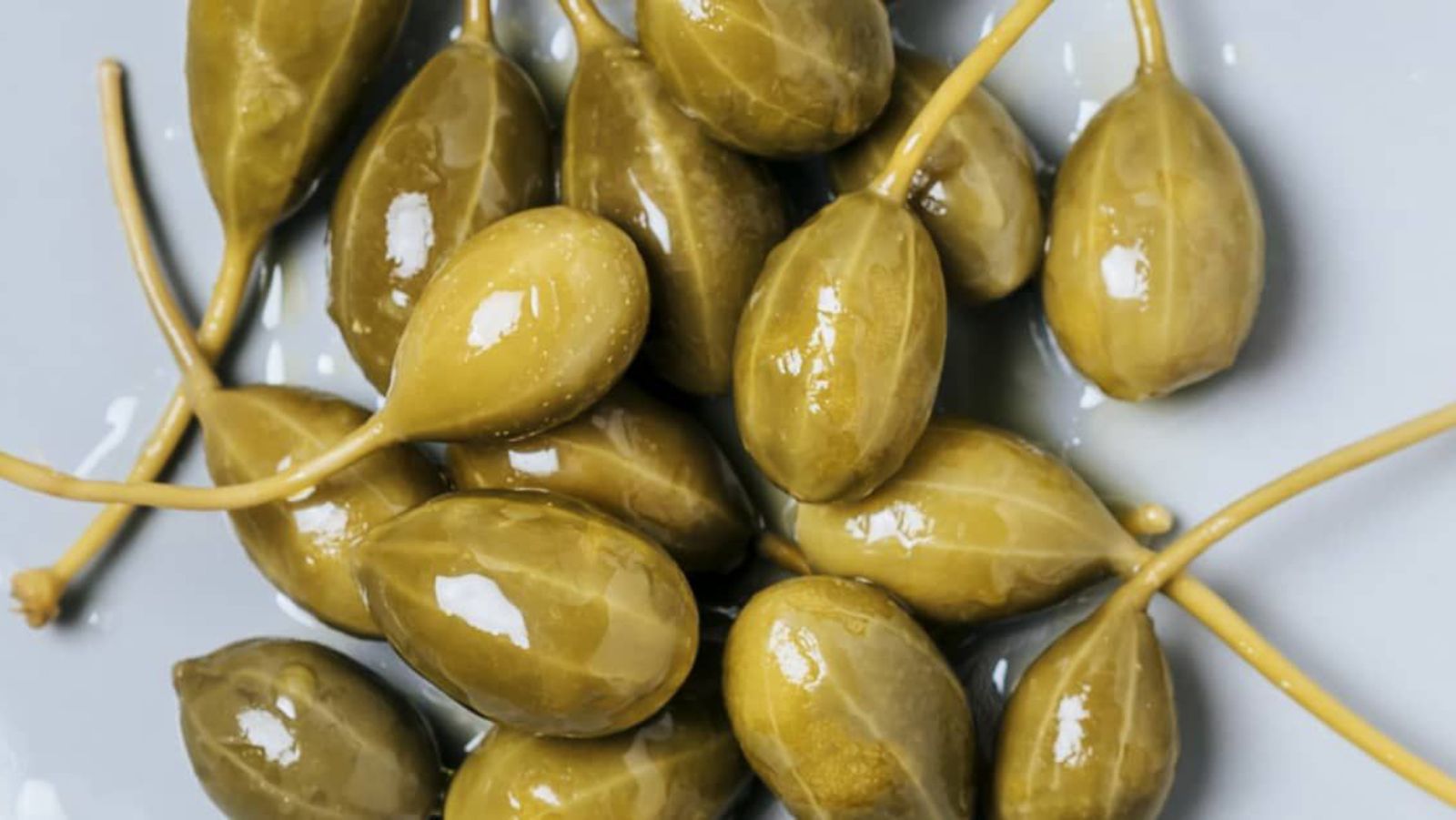 Alcaparrones encurtidos, un clásico del aperitivo mediterráneo.