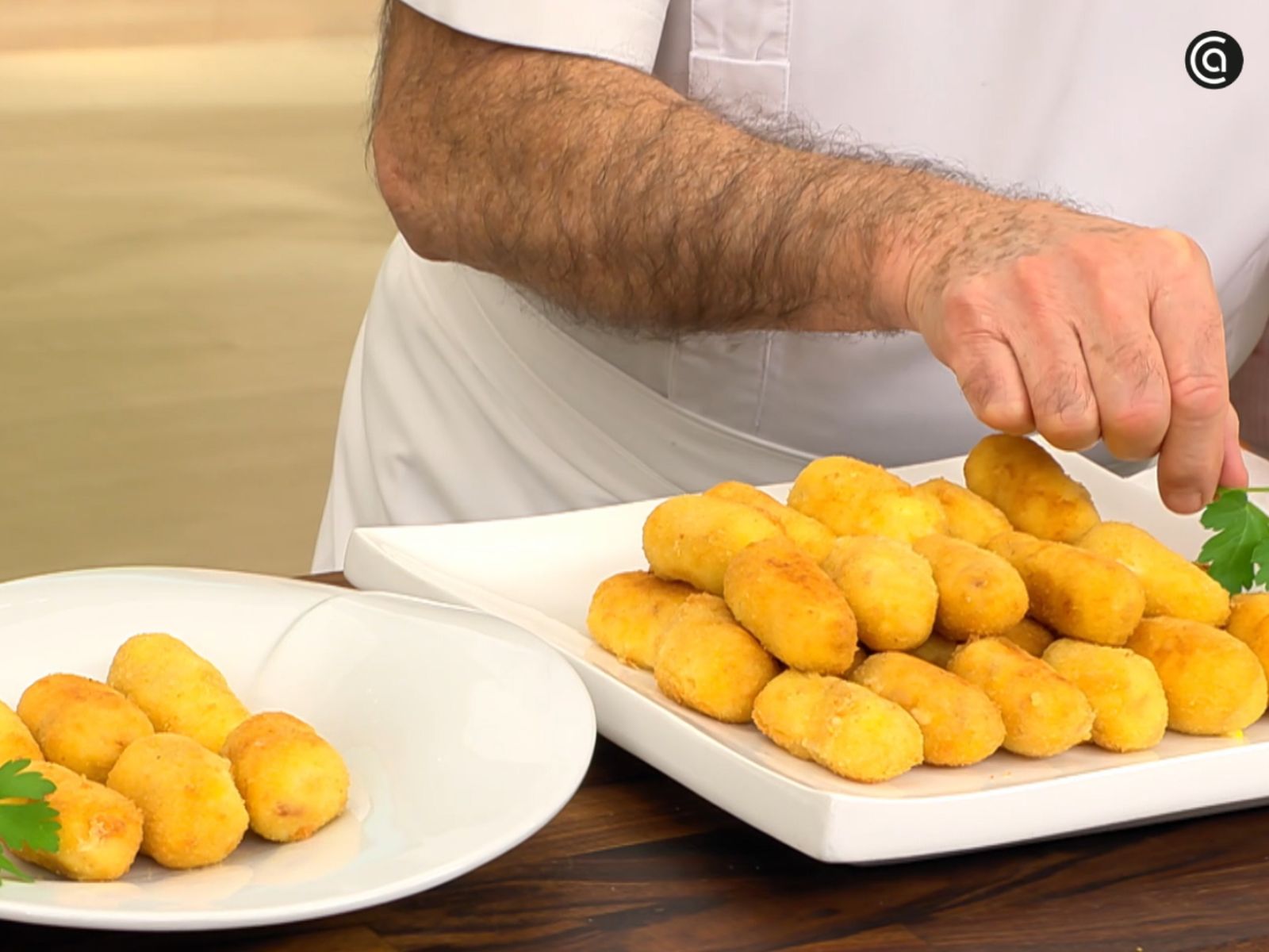 Croquetas recién fritas, listas para servir.