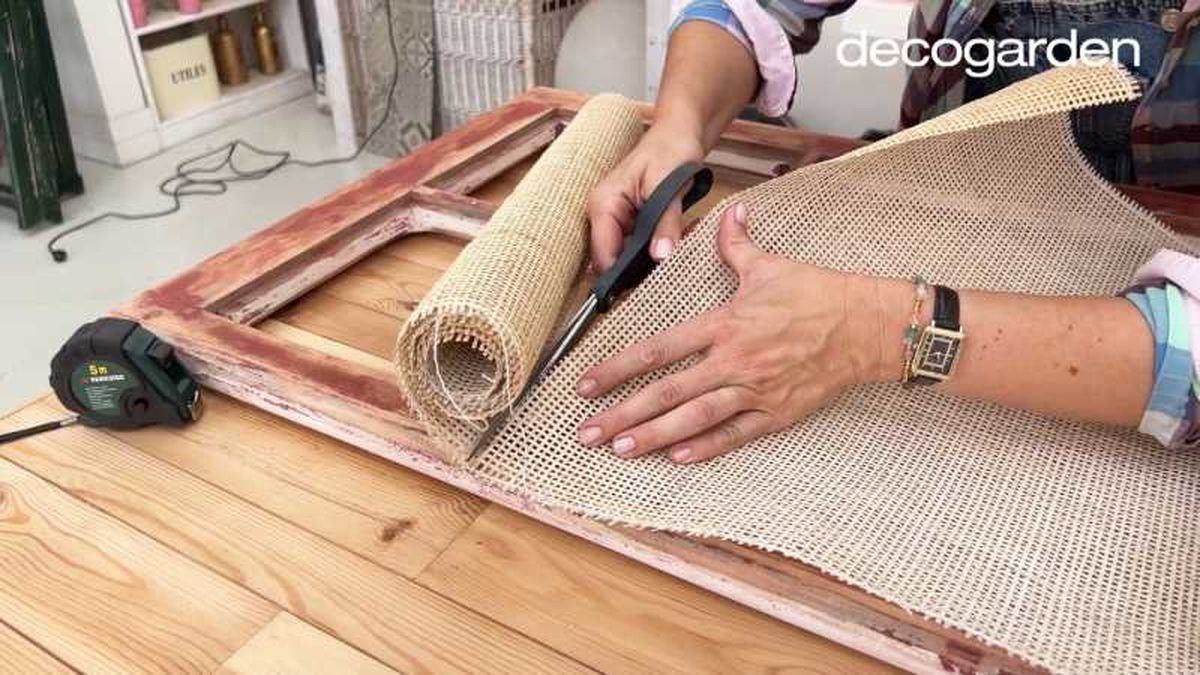 Cortar la pieza necesaria de ratán.