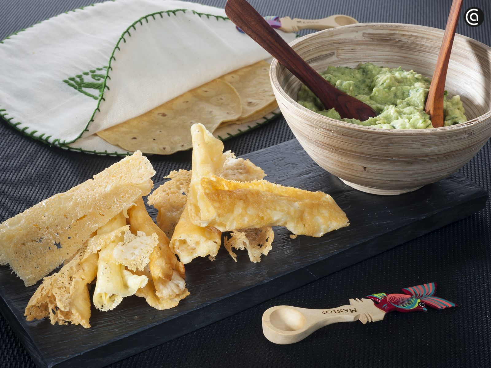 Receta de chicharrón de queso con guacamole, un plato típico de la cocina mexicana