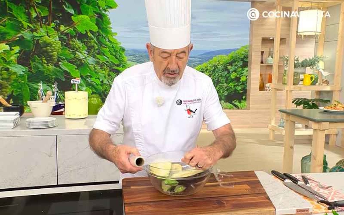 Cocina las berenjenas en el microondas durante 8-10 minutos