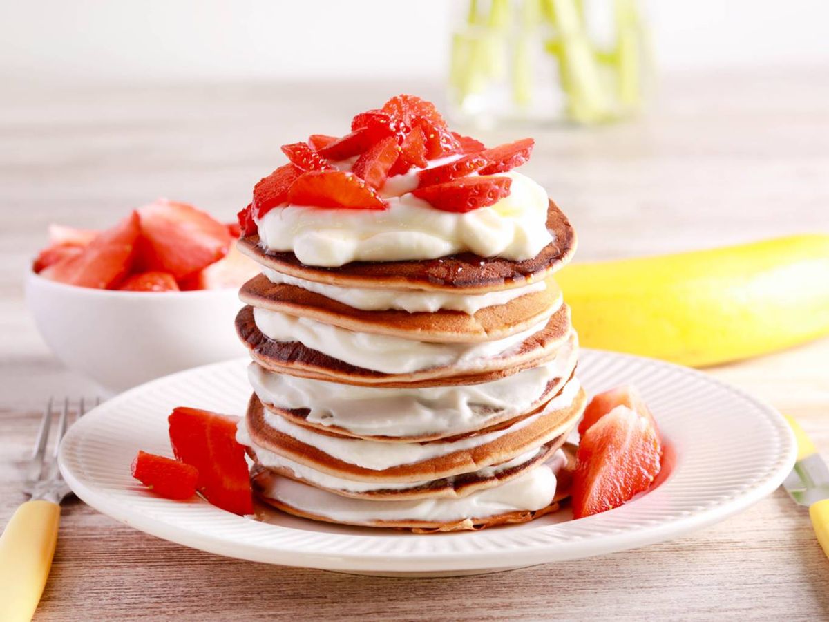 Pancakes de skyr natural con fresas frescas: un desayuno sano y rico en proteínas.