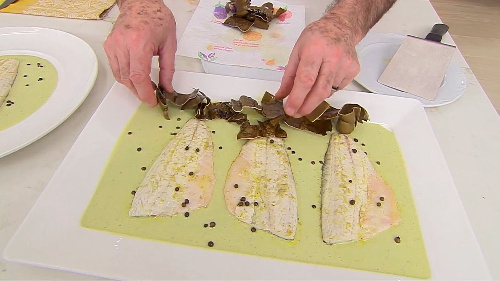 KARL66710320 lubina a la pimienta verde receta karlos arguinano paso4 KARL66710320 lubina a la pimienta verde receta karlos arguinano paso4