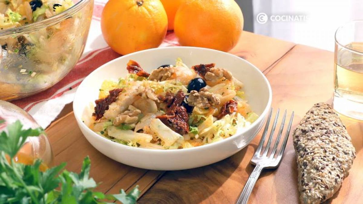 Sirve la ensalada de bacalao y naranja