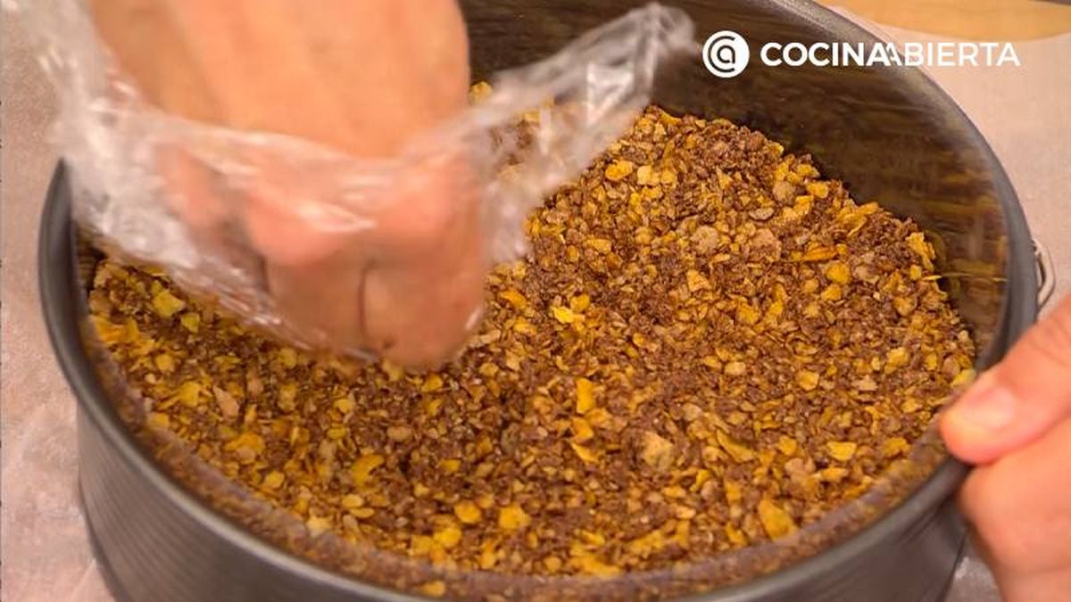 Aplásta la mezcla de la base contra el molde