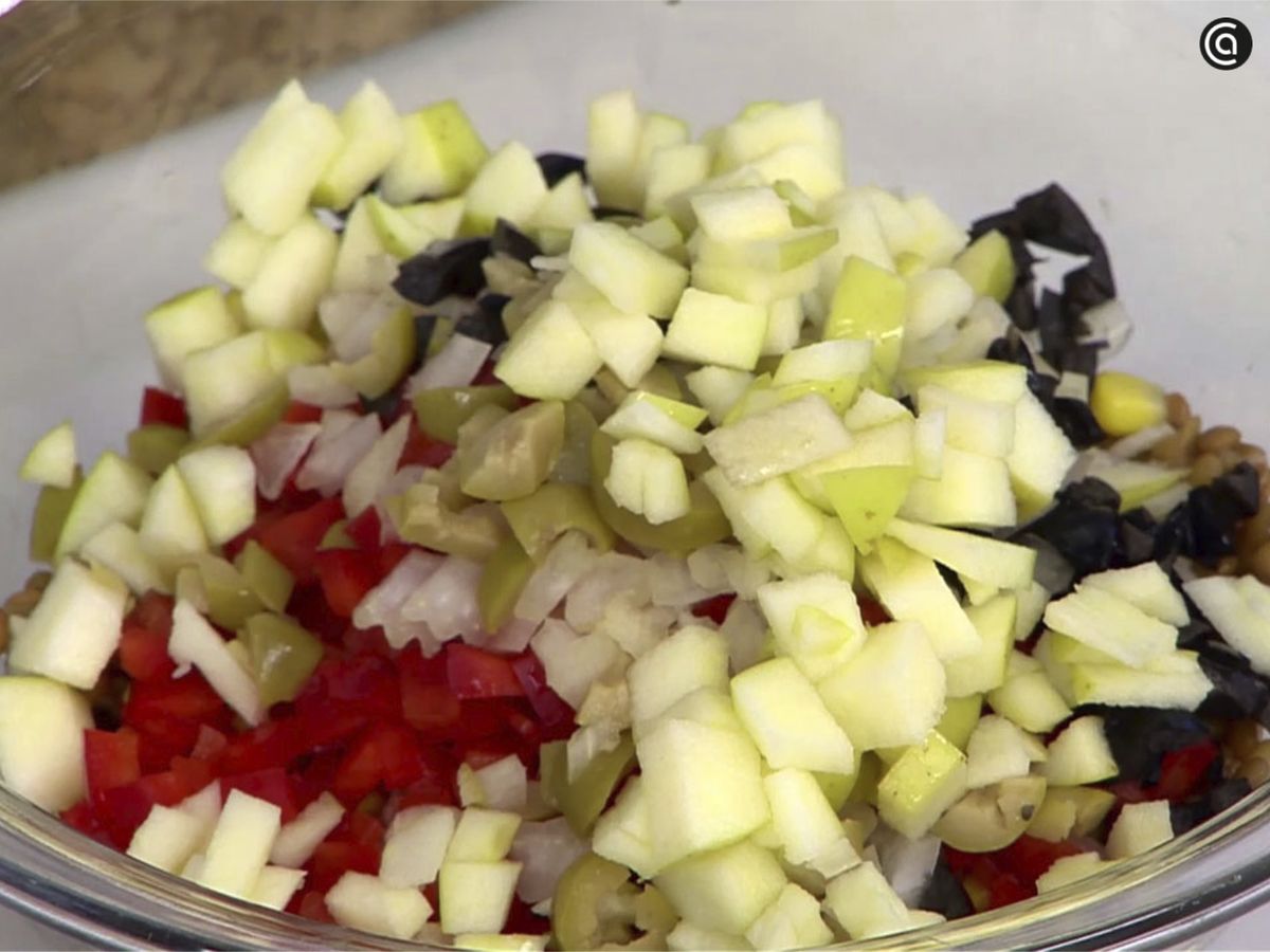Mezcla las lentejas con el resto de ingredientes en un bol
