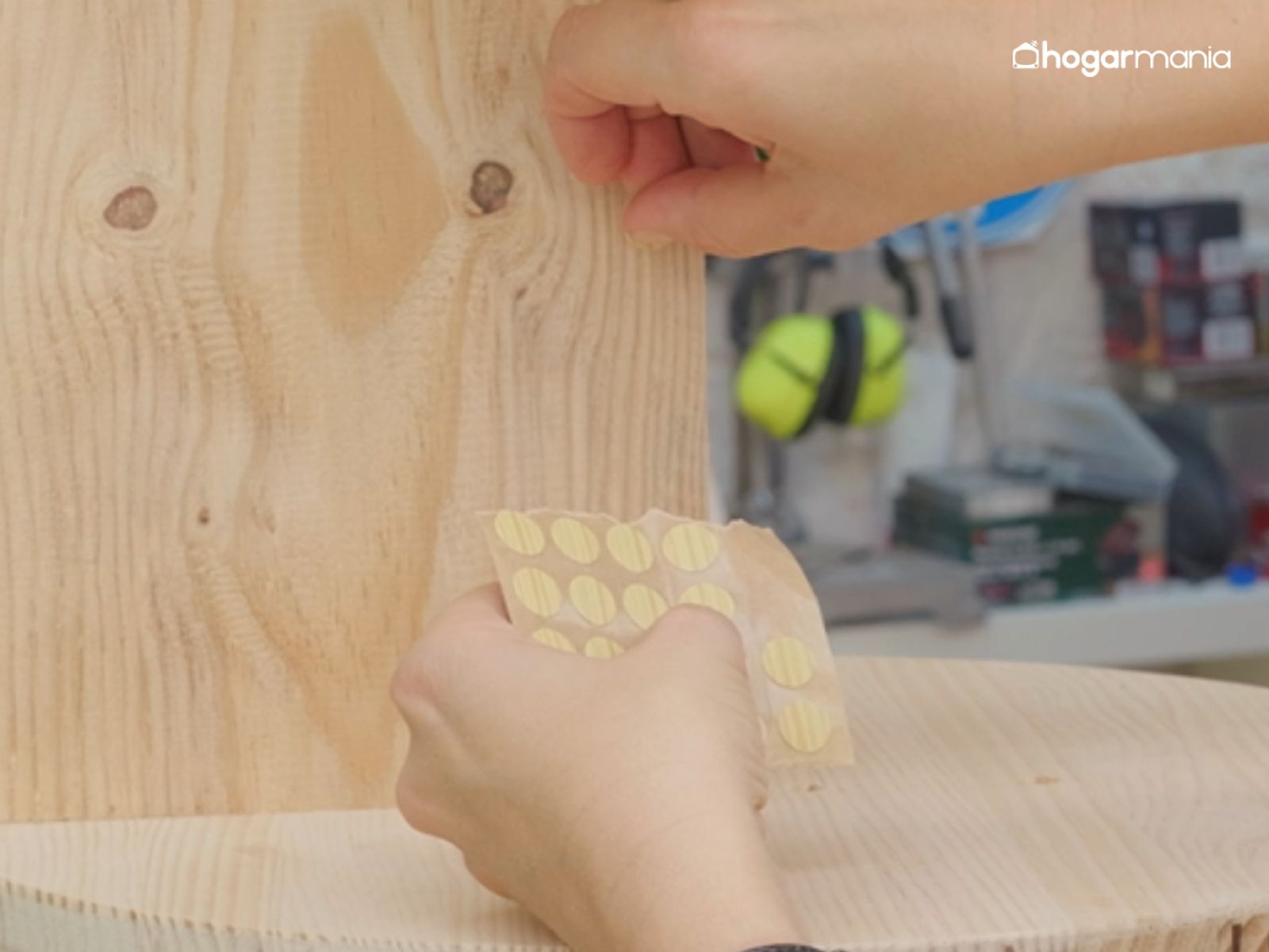Coloca adhesivos color madera sobre los tornillos visibles para mejorar el acabado final.