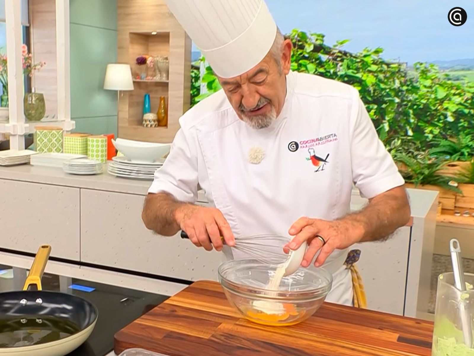 Mezcla los ingredientes del rebozado y bate bien con varilla