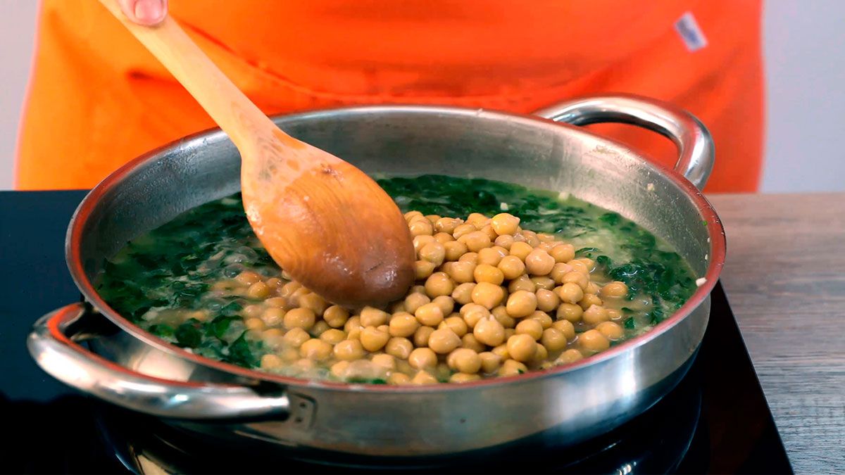 Receta de garbanzos con espinacas y bacalao (potaje de vigilia)  paso 5