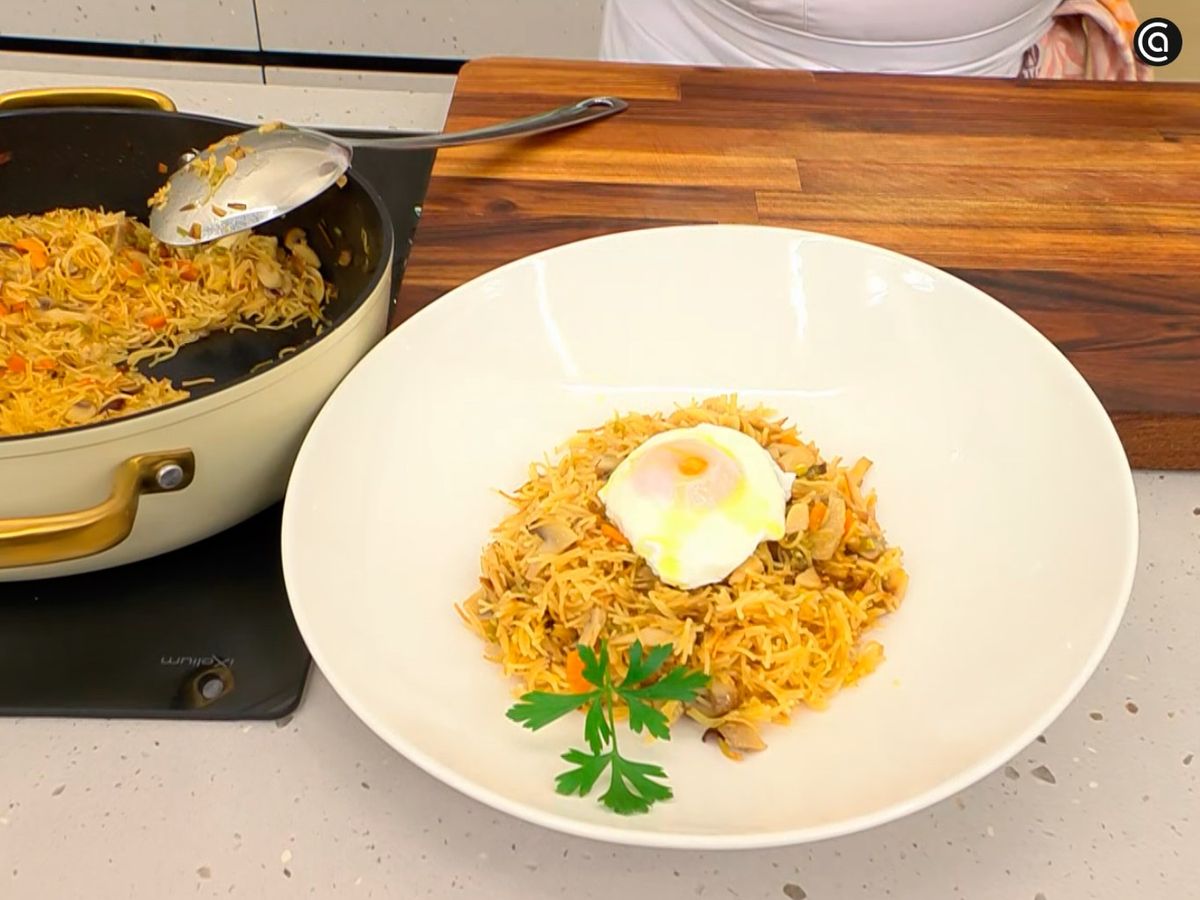 Coloca encima de los fideos con verduras el huevo escalfado