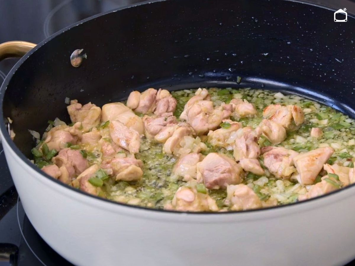 Dorar el pollo para el arroz meloso