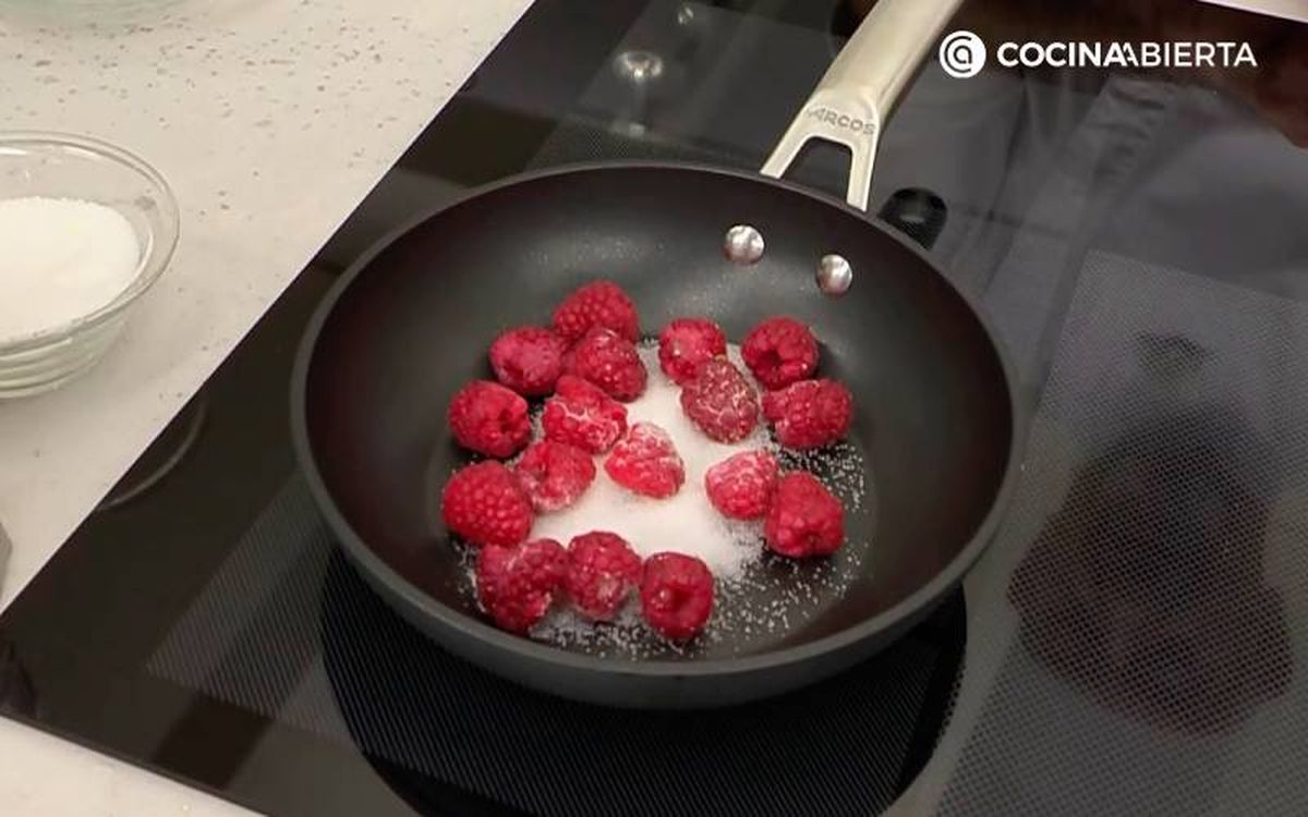 Elaboración de la receta de coulis de frambuesa - Añadir frambuesas y azúcar a sartén