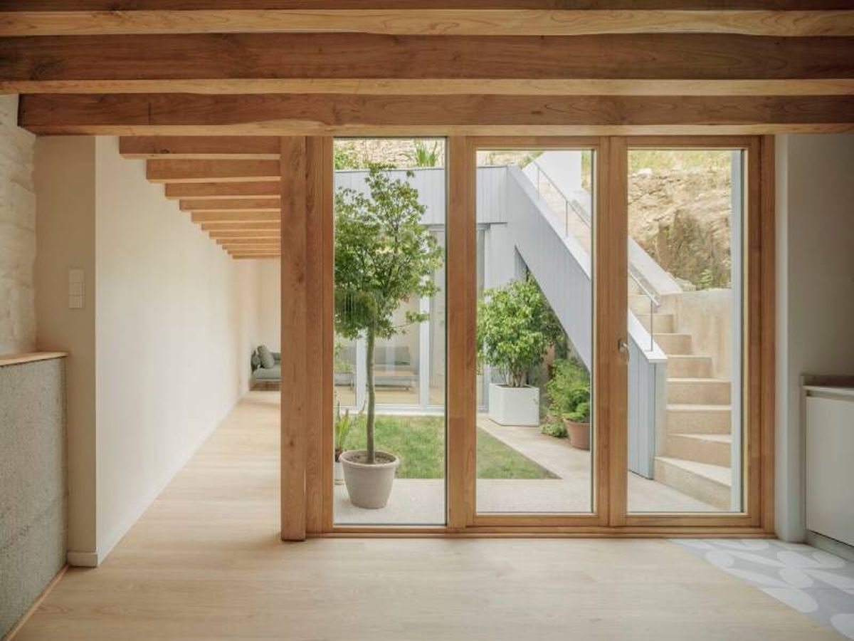 Patio interior de una casa entre medianeras.