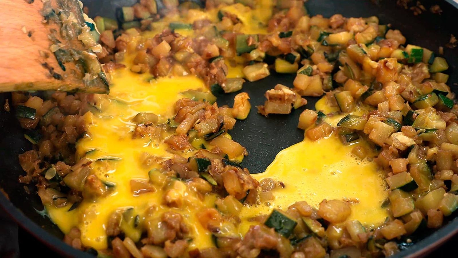 Receta de zarangollo murciano, revuelto de calabacín, cebolla y patata paso 3 Receta de zarangollo murciano, revuelto de calabacín, cebolla y patata paso 3