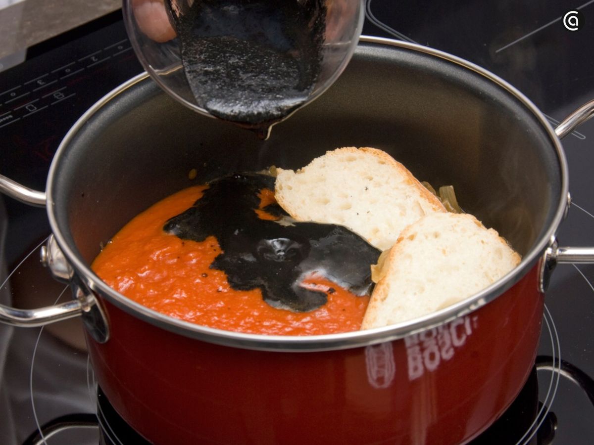 Prepara la salsa con tomate, el pan remojado y la tinta