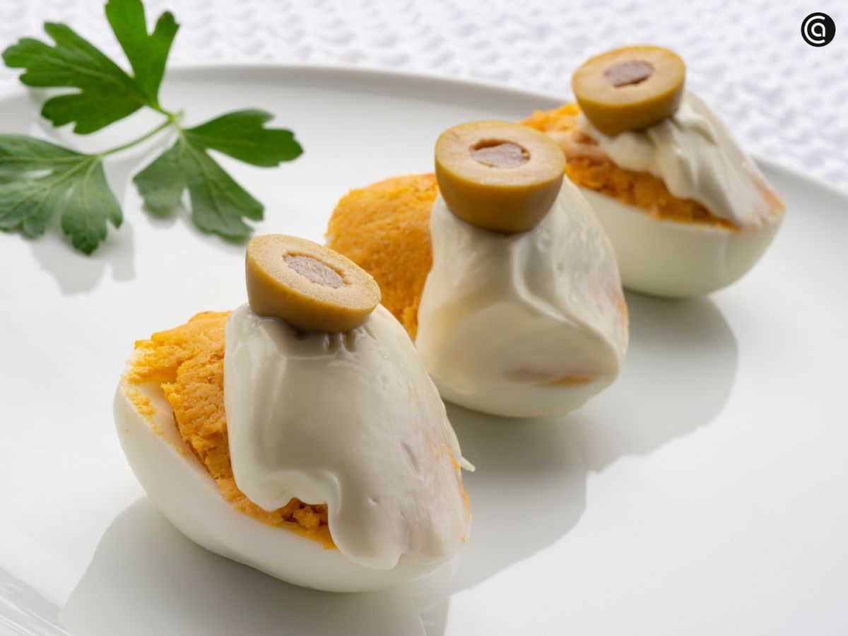 Huevos rellenos de atún y mayonesa, receta del aperitivo perfecto de Arguiñano