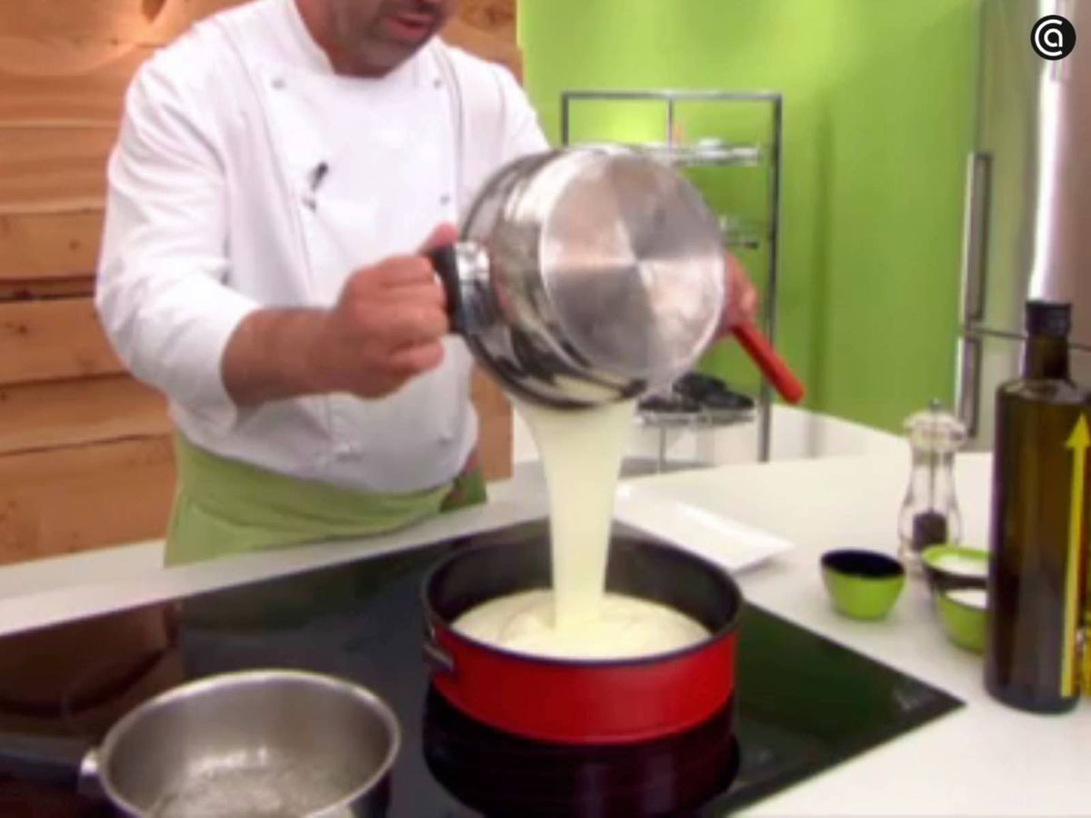 Pasa el relleno a un molde y deja que se enfríe