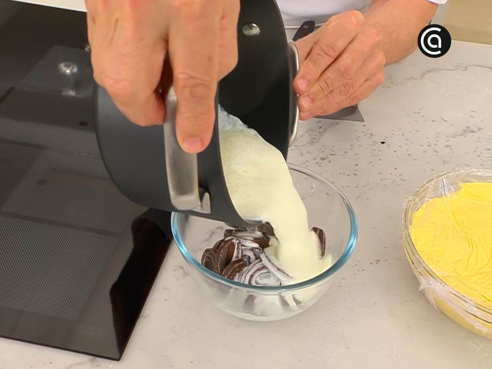 Vierte la nata sobre el chocoalte Vierte la nata sobre el chocoalte
