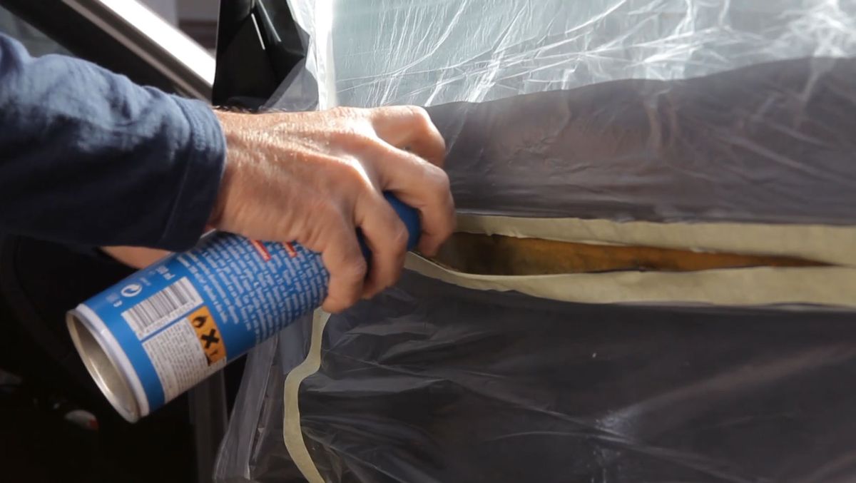 Cómo pegar el tapizado del coche paso 3