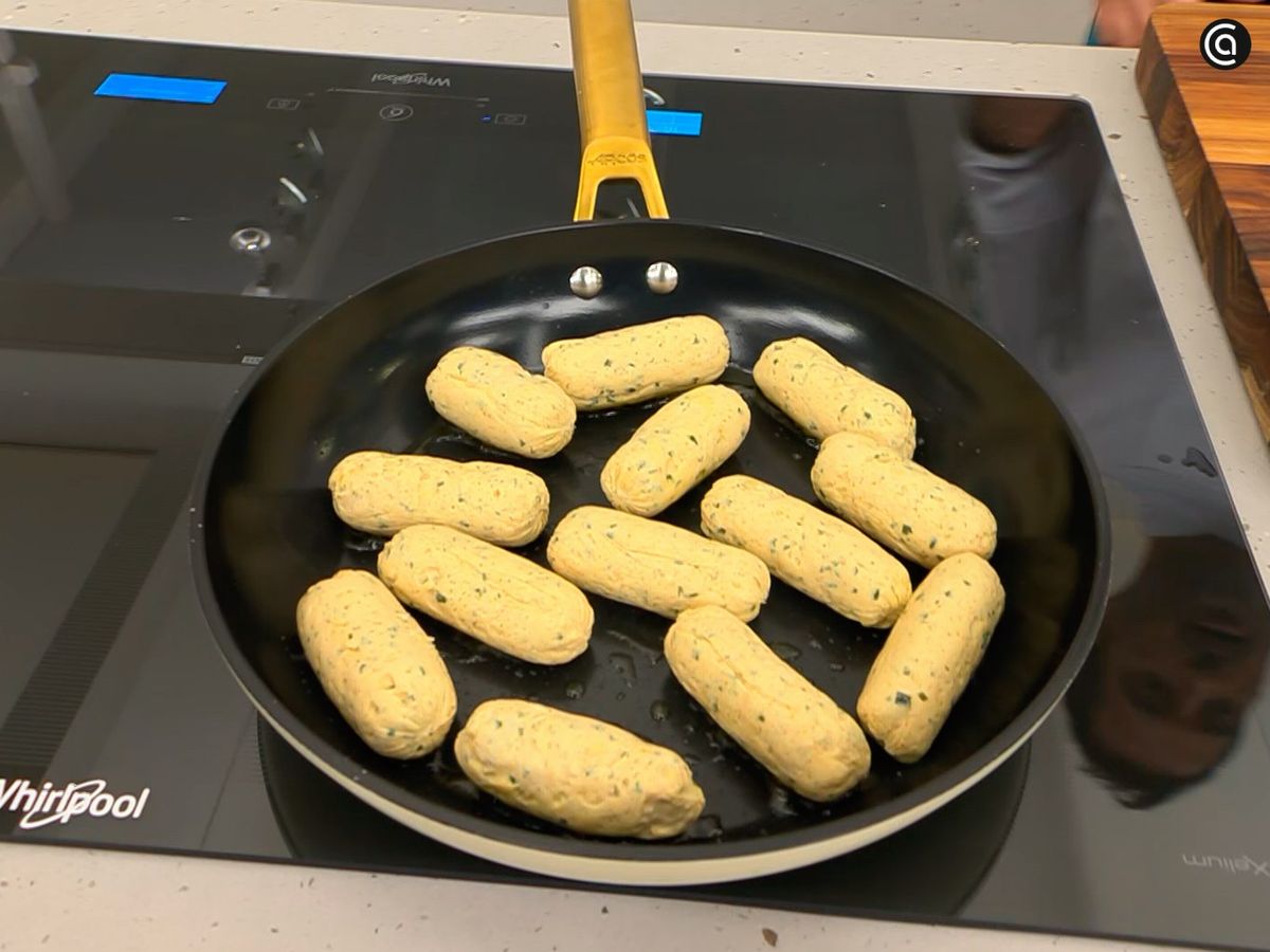 Fríe las salchichas en una sartén con un poco de aceite