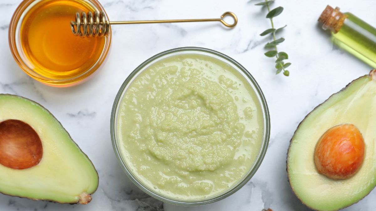 El exfoliante de miel, aguacate y aceite de oliva hidrata y repara la piel